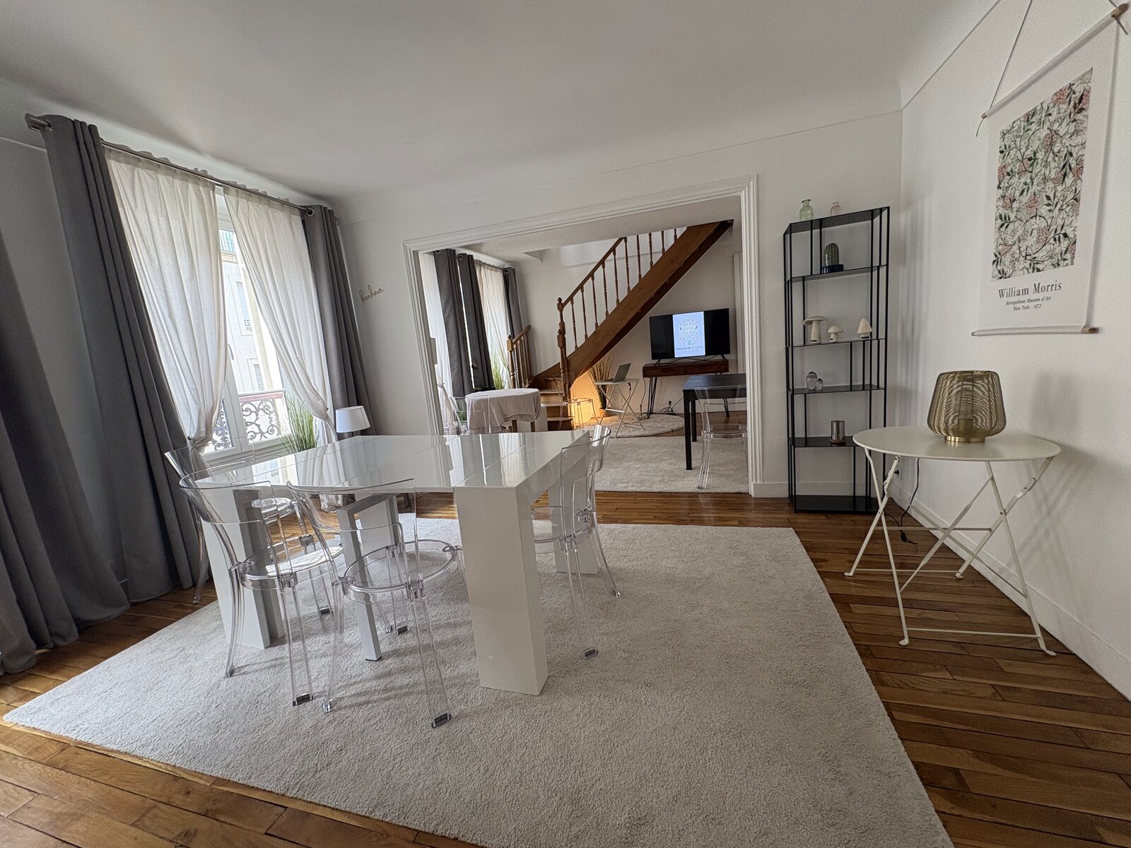 Salle du troisieme etage configuree en mode atelier, table pour 6 a 12 personnes
