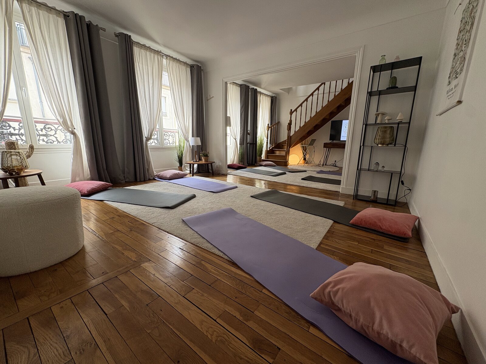 Salle du troisieme etage configuree en mode detente, tapis et coussins